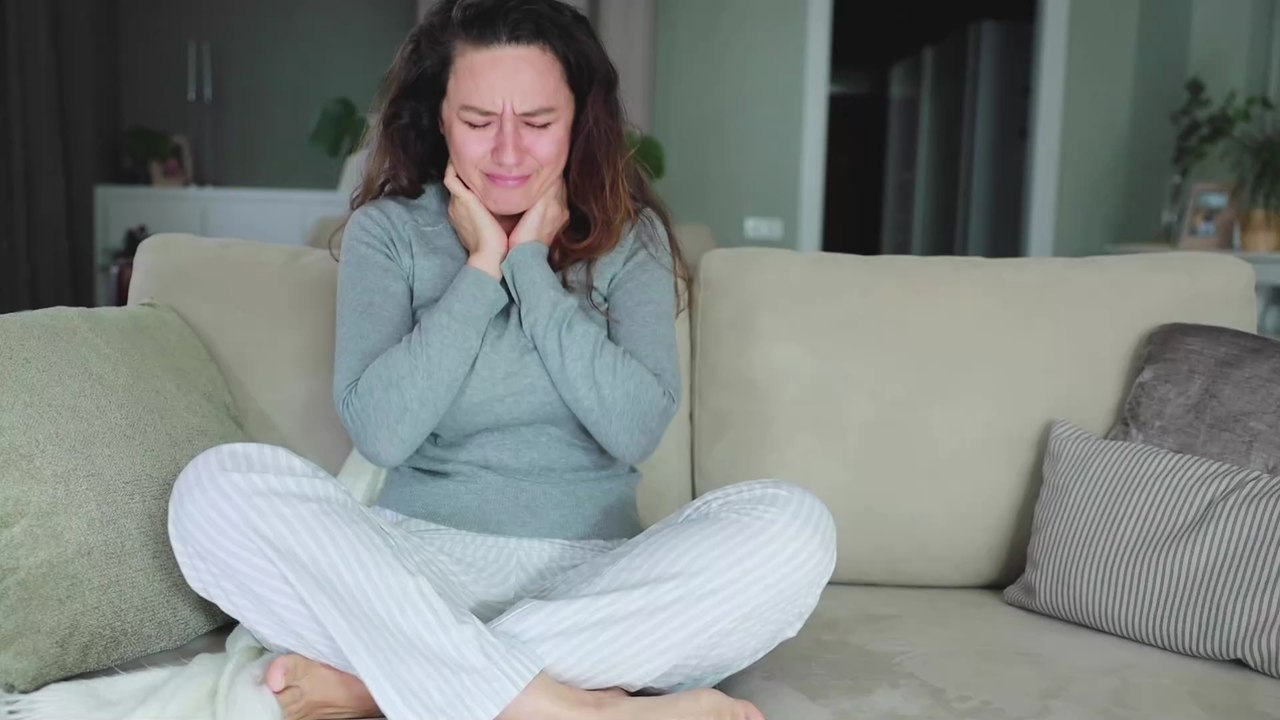 Halsschmerzen haben viele Ursachen: Nicht immer steckt dahinter eine Krankheit