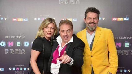 Keine Frau für Deutschen Podcast-Comedypreis nominiert: Klaas bietet seinen Platz an