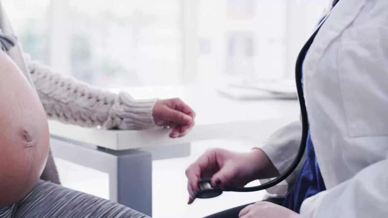 Geburt: Baby kommt auf die Welt und ist mit seinem Bruder schwanger