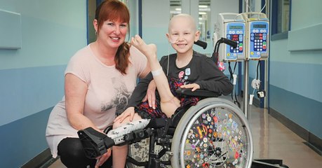 Amputée à cause d'une tumeur, une jeune Britannique subit une étrange opération pour marcher à nouveau