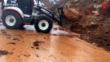 Dev kaya yola düştü, mahallenin ulaşımı kapandı