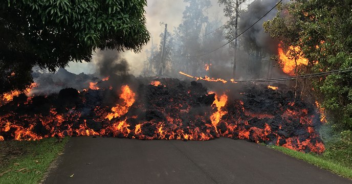 Volcan Kilauea : les impressionnantes images d'une coulée de lave engloutissant une route à Hawaï