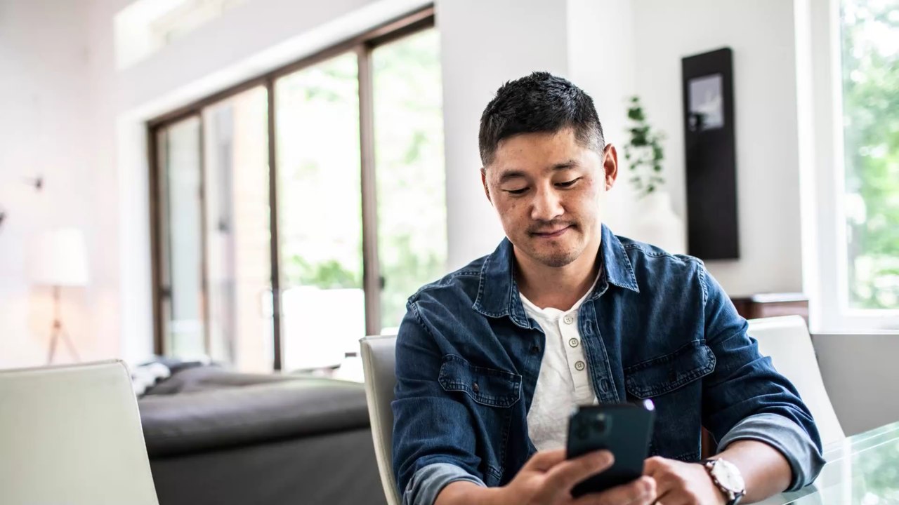 Chef stellt talentierten Mitarbeiter ein, doch dann erscheint jemand anderes bei der Arbeit