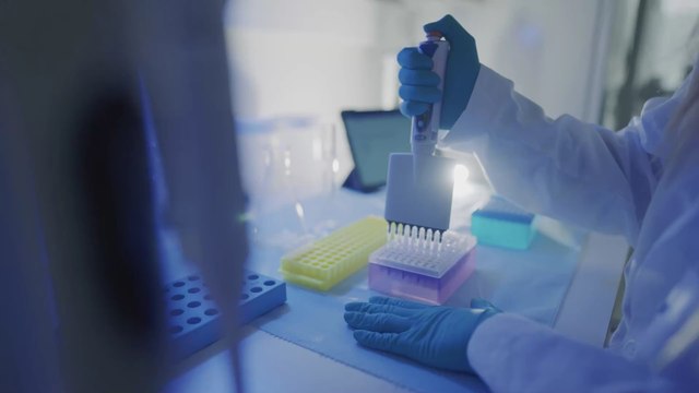 Mann erfährt, dass sein nie geborener Zwillingsbruder der Vater seines Sohnes ist