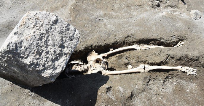 Pompéi : les archéologues découvrent le squelette d'un survivant écrasé par un rocher