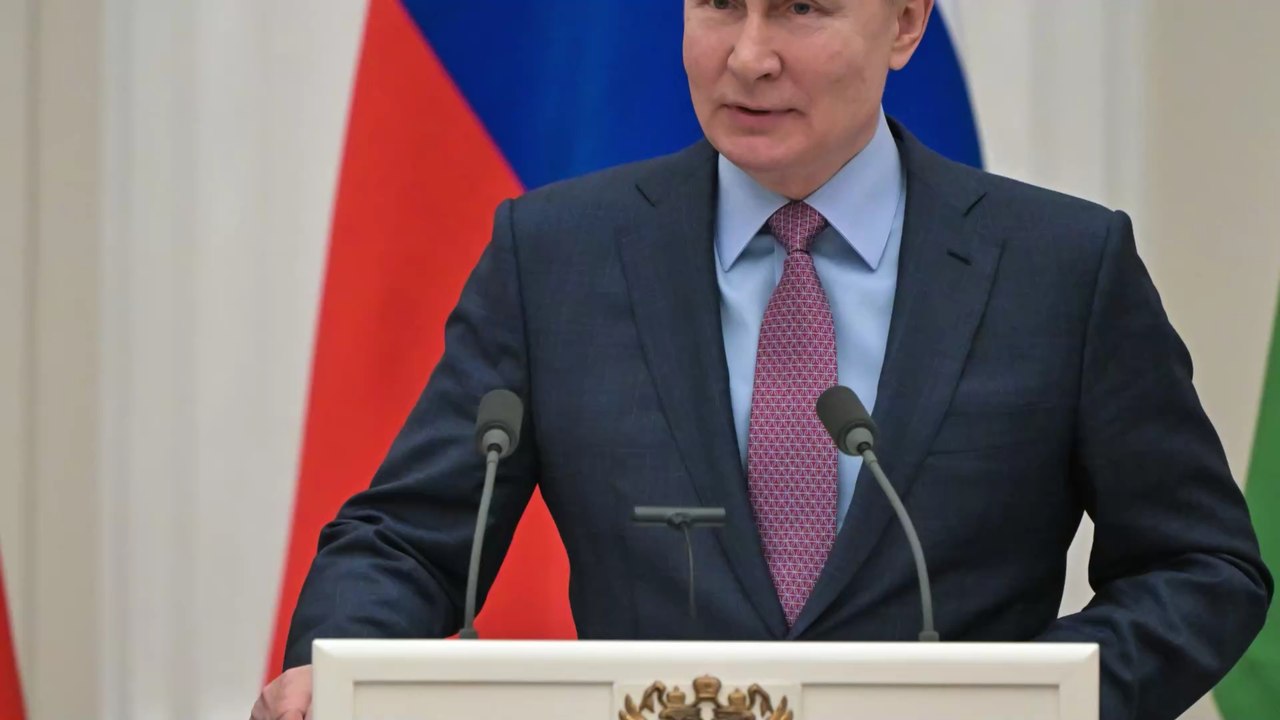 Wladimir Putins Körpersprache: Warum hält er sich krampfhaft am Tisch fest?