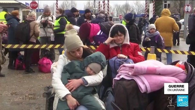 Les réfugiés ukrainiens défilent à la frontière avec la Moldavie