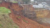 İstinat duvarının çökmesi sonucu toprak kayması meydana geldi