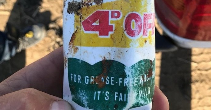 Des gardes-côtes découvrent une bouteille plastique vieille de 50 ans sur une plage britannique