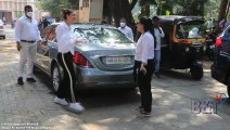 When Kareena Kapoor and Kajol Mets on a Road in Mumbai - Watch What Happened