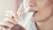 Kommt euch beim Trinken Wasser aus der Nase? Dahinter kann eine schwere Krankheit stecken