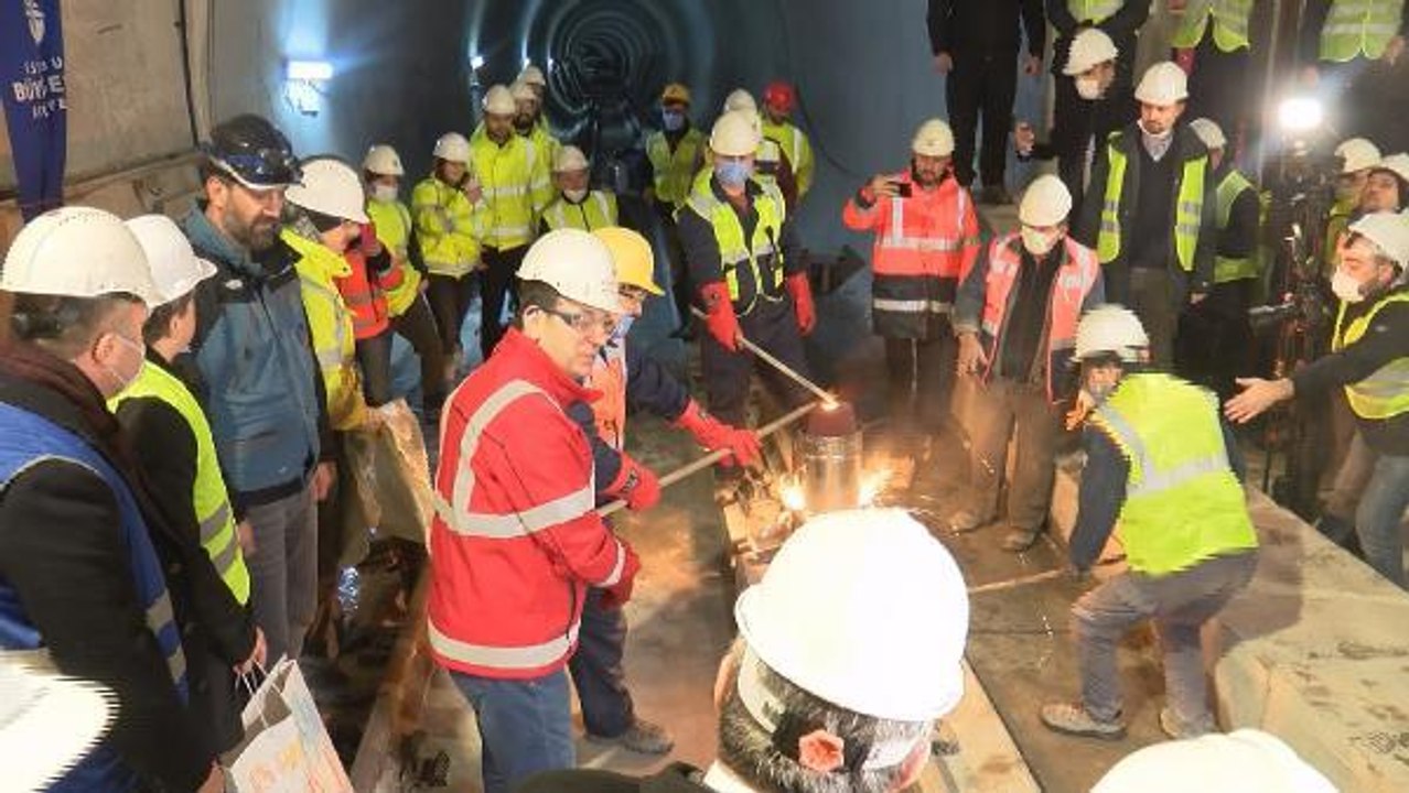 KABATAŞ-MECİDİYEKÖY-MAHMUTBEY METRO HATTINDAKİ SON RAYLARIN KAYNATMA İŞLEMİ YAPILDI