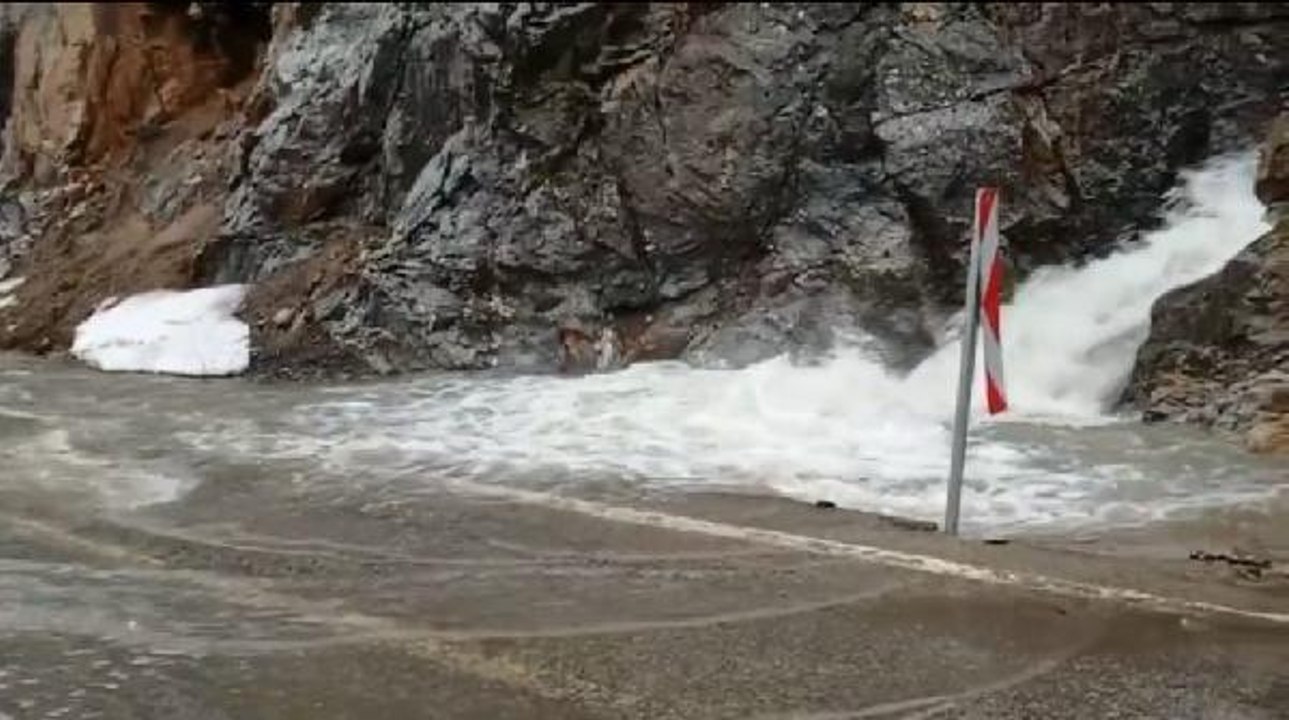 YAĞMURLA BİRLİKTE YÜKSEK KESİMLERDEKİ KARLAR ERİYİNCE KARA YOLU GÖLE DÖNDÜ