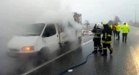 Kağıt yüklü kamyonet alevlere teslim oldu