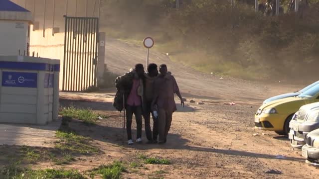 Nuevo salto masivo de la valla en Melilla un día después de la avalancha