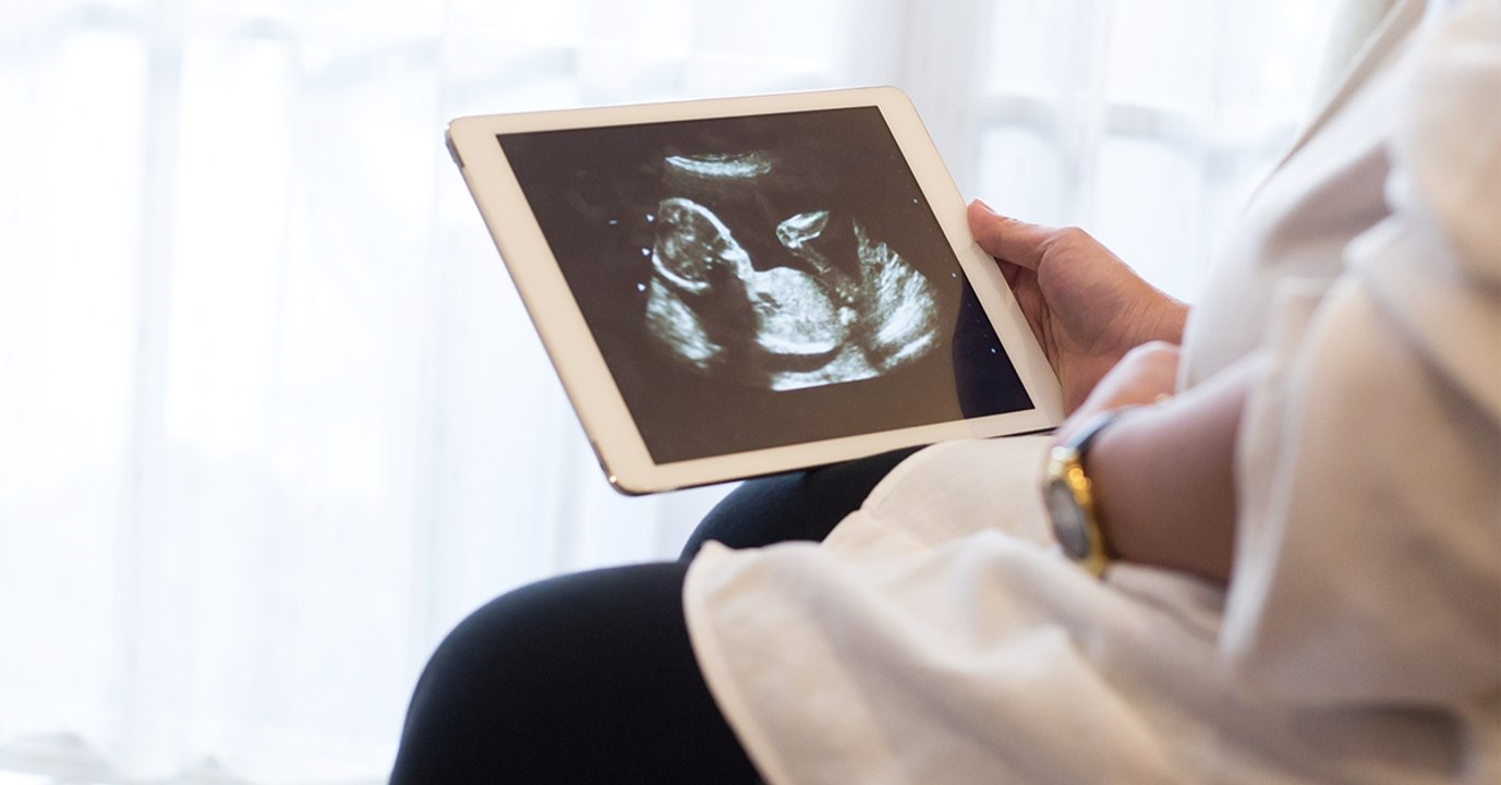 Une femme donne naissance à des jumeaux... après avoir accouché d'un petit garçon un mois plus tôt