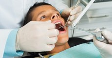 En Inde, un garçon de 7 ans s'est fait enlever 526 dents