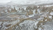 Turistler beyaza bürünen Kapadokya'da karın keyfini çıkardı