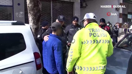 Kahramanmaraş'ta kız arkadaşlarına hava atmak için babasının arabasını kaçırdı, polisten kaçarken kaza yaptı