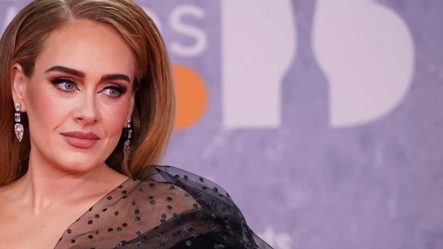 Adele sends crowds into a frenzy with pole dancing moves