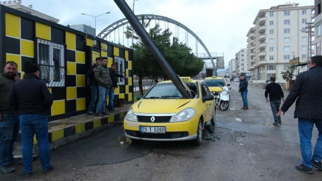 KİLİS'TE FIRTINA; ÇATI UÇTU, DEMİR PARÇASI TAKSİYE SAPLANDI