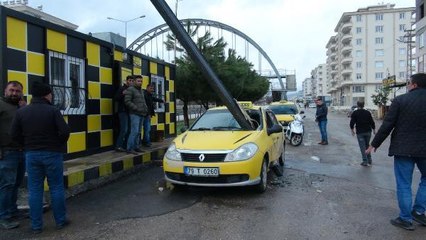 KİLİS'TE FIRTINA; ÇATI UÇTU, DEMİR PARÇASI TAKSİYE SAPLANDI