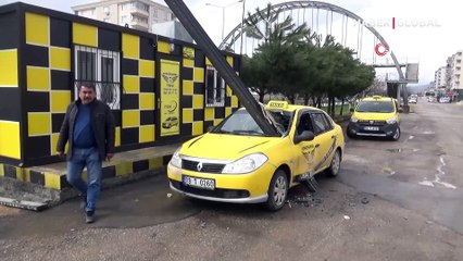 Kilis'te yaşanan fırtınada uçan demir park halindeki taksiye saplandı