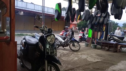 Seorang Ibu tidak bisa Buka Jok Motor Ketika Isi bensin