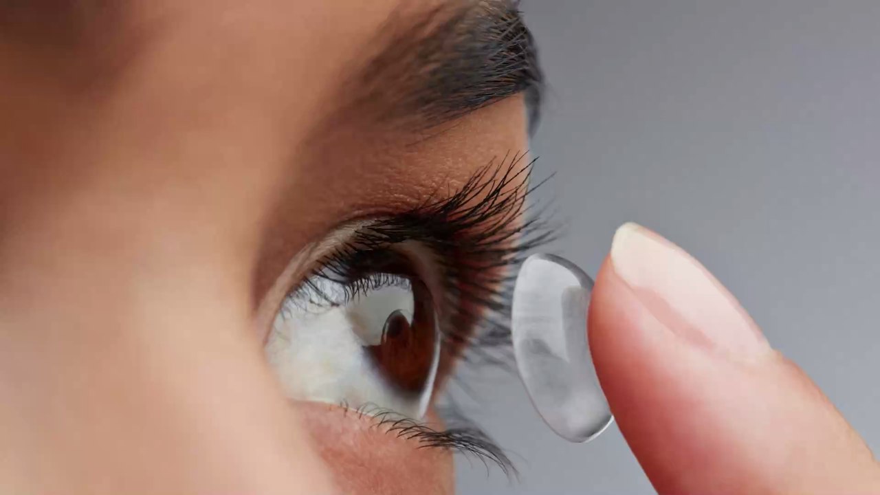 Se baigner avec des lentilles de contact pourquoi c