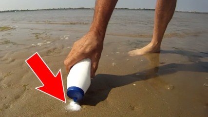 Il verse du sel au bord de l'eau et un drôle d'animal sort du sable