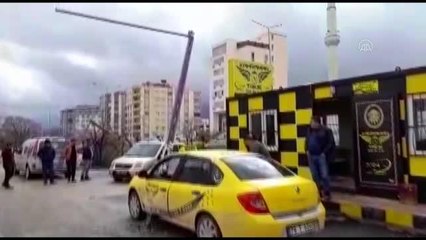 Fırtınada uçan çatının parçası ticari taksiye saplandı