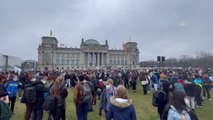 Almanya'da öğrenciler savaş karşıtı gösteri yaptı