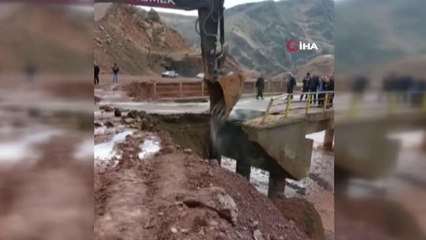 Yağışlar köprünün hasar almasına neden oldu