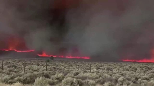 Californie : les images spectaculaires d'une tornade de feu se dégageant d'un incendie