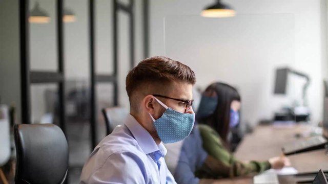 Covid-19 : le port du masque bientôt obligatoire au travail ?