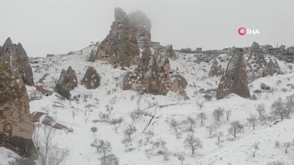 Kapadokya'da kar yağışı kartpostallık görüntüler oluşturdu