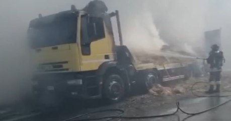 Pesche (IS) - Tir carico di paglia va a fuoco sulla Trignina (03.03.22)