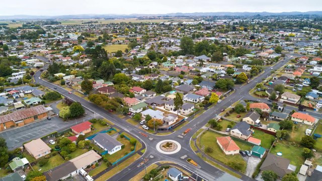 Un œuf couvé par deux pingouins mâles vient d'éclore, et c'est une première