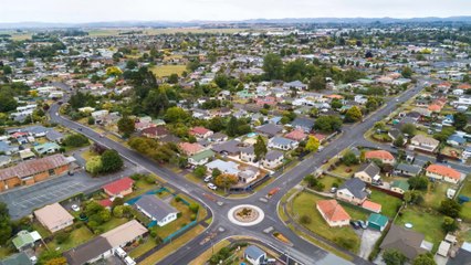 Un œuf couvé par deux pingouins mâles vient d'éclore, et c'est une première