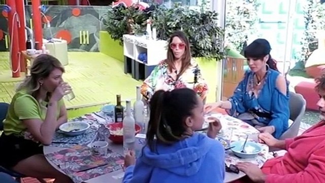 “Un po’ di ritegno”. Il pranzo al GF Vip finisce male, con quel gesto Jessica Selassié fa infuriare