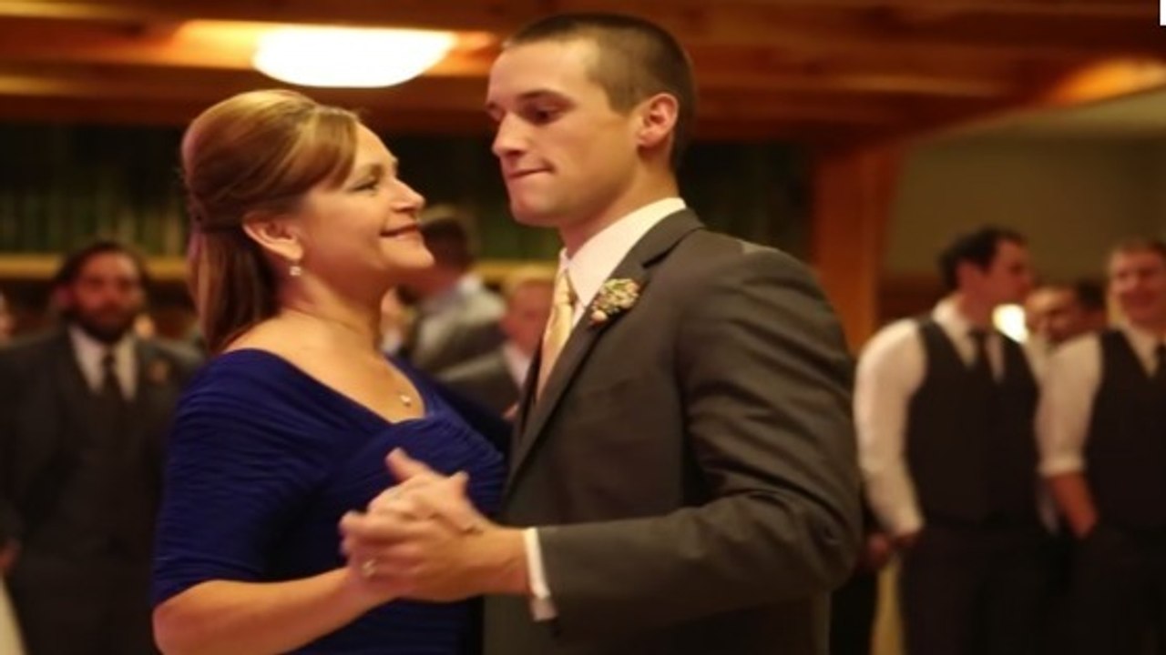 Le marié et sa mère ont ouvert le bal mais ensuite, les invités sont restés bouche bée