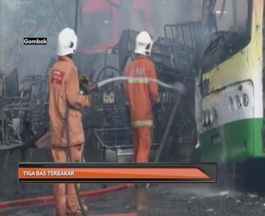 Tiga bas terbakar