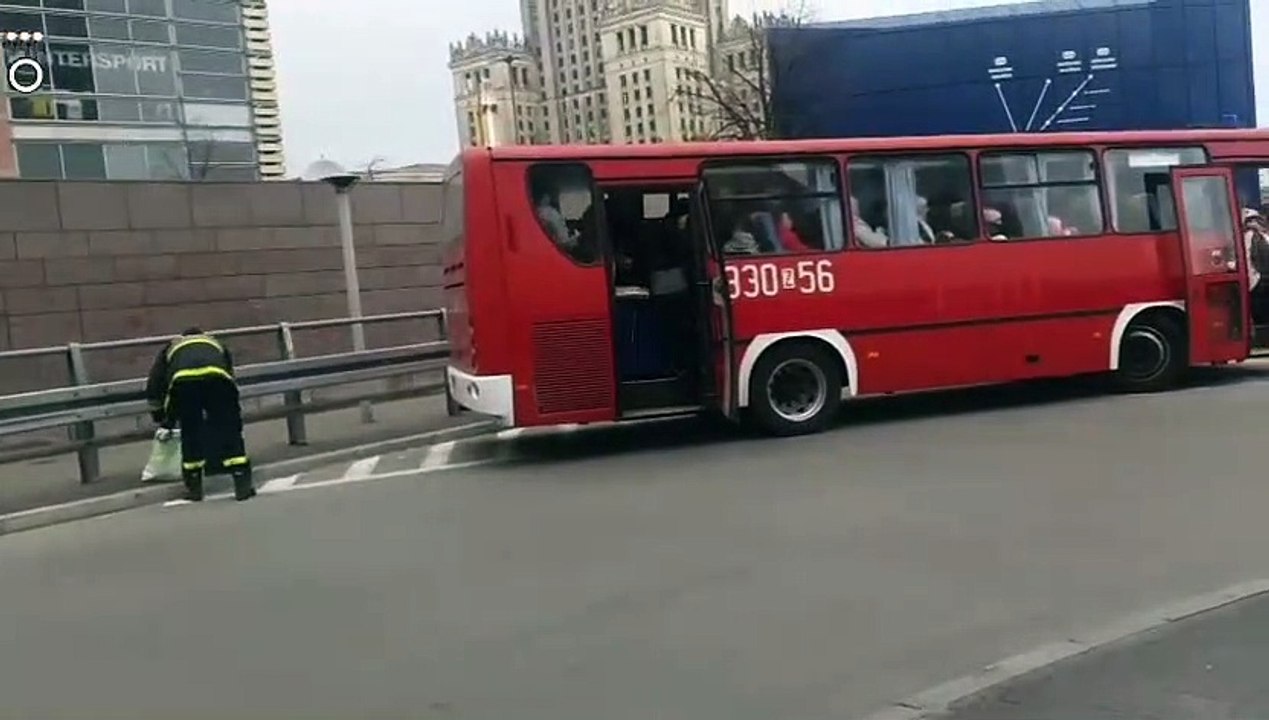 Les pompiers polonais rapatrient les familles réfugiées d'Ukraine