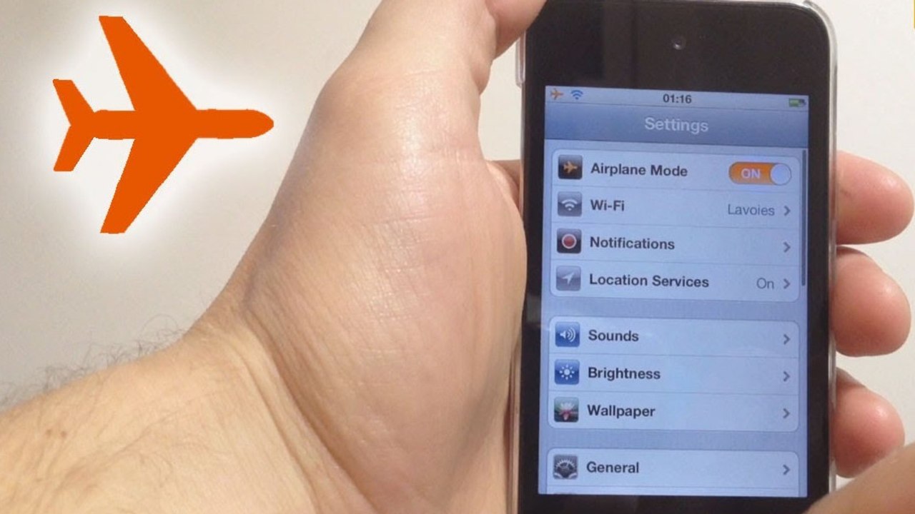 Pourquoi est-il important d'activer le mode avion du téléphone quand on voyage en avion ?