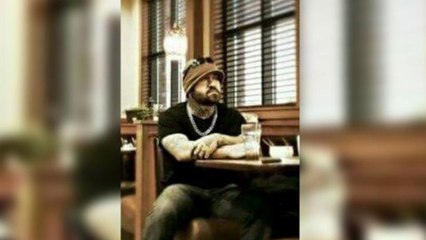 Il s’assoit dans un restaurant, ne commande rien et paye le repas de tout le monde. Voici pourquoi