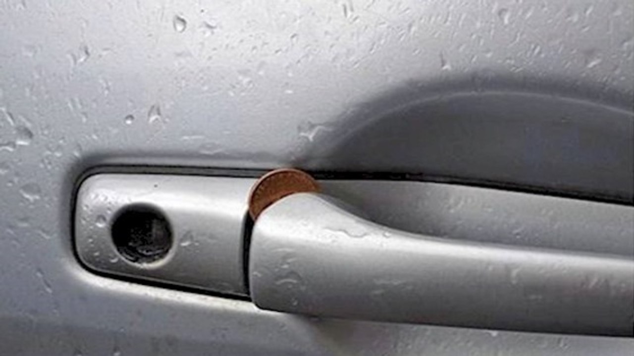 Faites très attention si vous voyez cette pièce de monnaie dans la portière de votre voiture