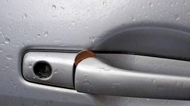 Faites très attention si vous voyez cette pièce de monnaie dans la portière de votre voiture