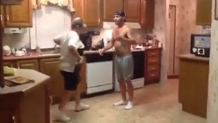 Son fils lui demande de venir dans la cuisine. Il prend la main de sa mère et lance une danse endiablée !