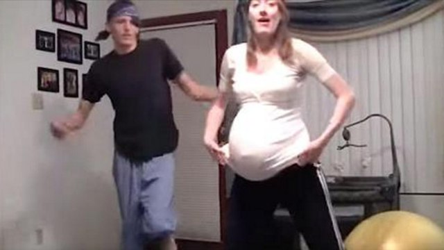 Cette femme déclenche son accouchement d'une manière étonnante