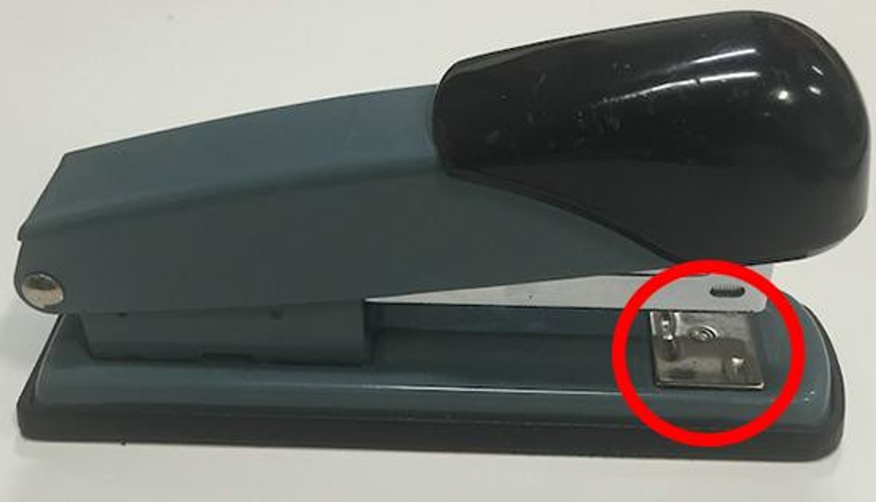 Voici la fonction de la plaque sur l'agrafeuse. On ne sait pas qu'on pouvait faire ça !